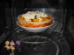 将煎好的披萨移入盘中。放入微波炉，微波组合烧烤焗5分钟，表面微黄即可。