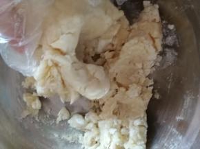 戴上一次性手套，揉捏混合材料。