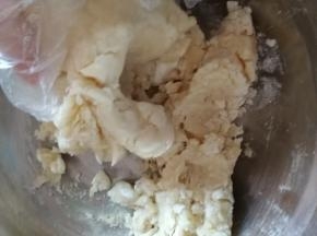 戴上一次性手套，揉捏混合材料。