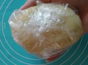 盖上保鲜膜，放入冰箱冷藏半个小时。