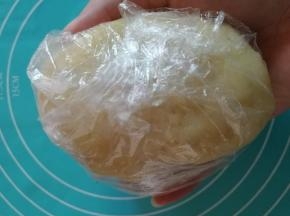 盖上保鲜膜，放入冰箱冷藏半个小时。