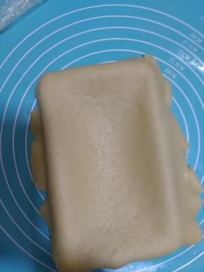 擀开后铺到模具上。