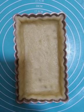 用擀面杖在四周压掉多余的面团。