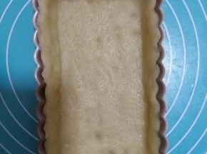 用擀面杖在四周压掉多余的面团。