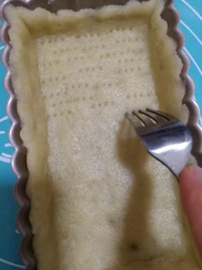 用叉子在派底插上无数小孔。