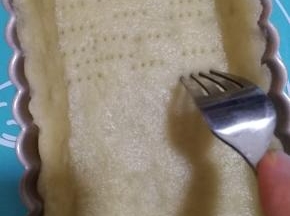 用叉子在派底插上无数小孔。