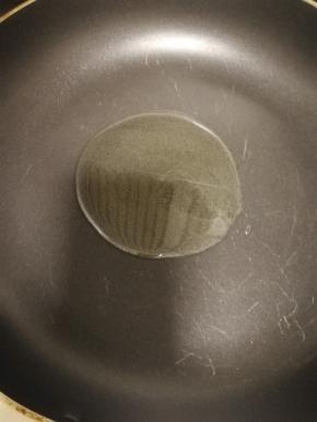 热油过，加入少许玉米油。