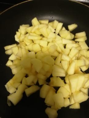 苹果切丁，倒入油锅内，加入糖，翻炒。