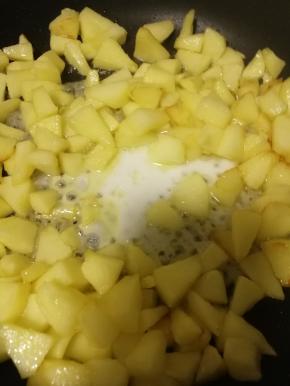 玉米淀粉用水融化后，倒入苹果丁内一起翻炒。