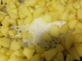 玉米淀粉用水融化后，倒入苹果丁内一起翻炒。