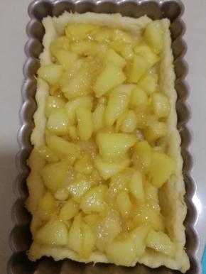 炒好的苹果丁放入派皮里。