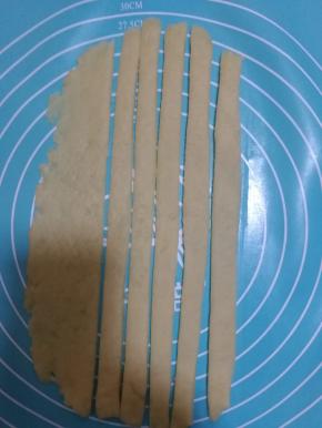 多余的面团擀开，切条。