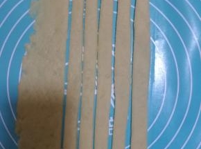 多余的面团擀开，切条。
