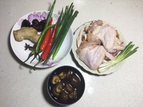 香菇先提前三小时泡发，各种食材洗净备齐。