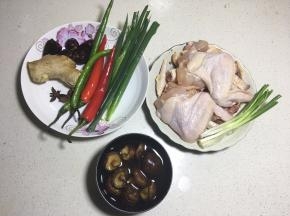 香菇先提前三小时泡发，各种食材洗净备齐。