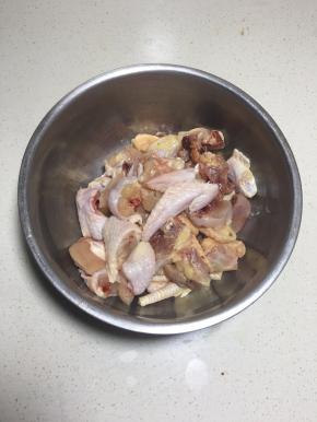 洗净的鸡翅剁成小块。