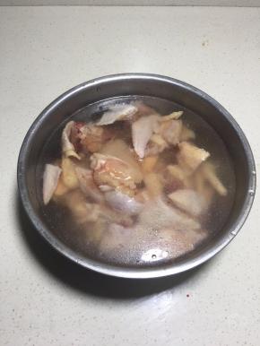 剁好的鸡翅装入盆里，倒入清水浸泡一会，把水泡出。