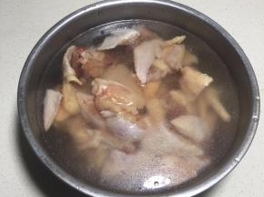 剁好的鸡翅装入盆里，倒入清水浸泡一会，把水泡出。
