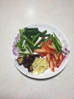 辣椒，大蒜和葱切成段，灯笼椒切成对半，姜切成丝。