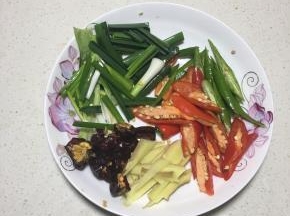 辣椒，大蒜和葱切成段，灯笼椒切成对半，姜切成丝。