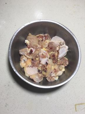 泡好的鸡肉控干水份。