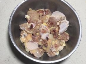 泡好的鸡肉控干水份。