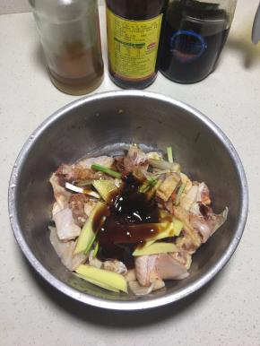 加入姜丝葱段，生抽，耗油，生抽还有料酒。