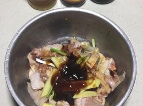加入姜丝葱段，生抽，耗油，生抽还有料酒。
