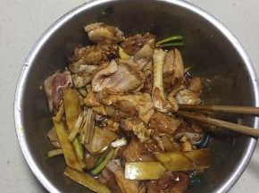 一起拌匀腌制十分钟。