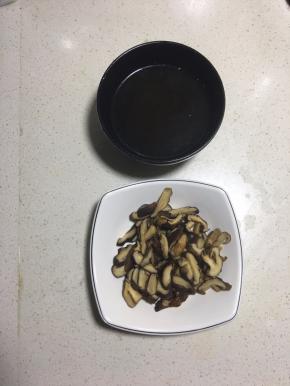 香菇切成条，香茹水留着用来炖鸡。