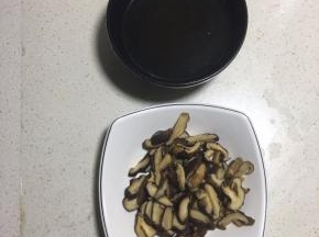 香菇切成条，香茹水留着用来炖鸡。