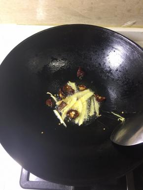 锅是烧热放油，放入葱姜和干辣椒一起爆炒出香味。