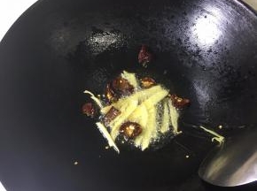 锅是烧热放油，放入葱姜和干辣椒一起爆炒出香味。