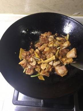 加入腌制好的鸡肉，一定要把鸡肉煸炒出香味。