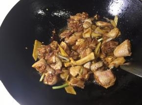 加入腌制好的鸡肉，一定要把鸡肉煸炒出香味。