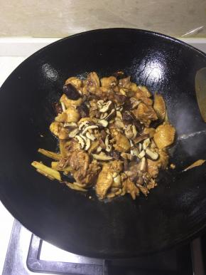 倒入香菇丝继续煸炒。