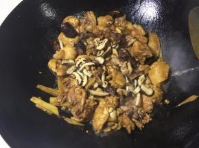 倒入香菇丝继续煸炒。