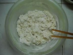 面粉中加入温水，拌成絮状。