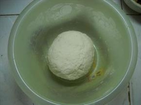 充分和匀成光滑面团，松弛10分钟。