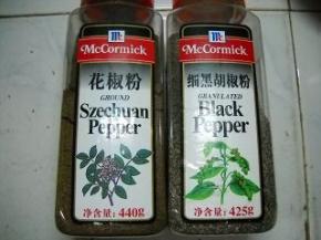 准备好花椒粉、黑胡椒粉。