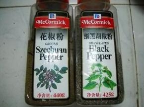 准备好花椒粉、黑胡椒粉。