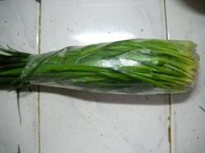 准备好新鲜韭菜。