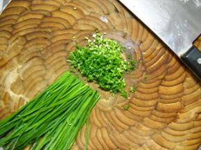 韭菜摘洗干净、切细粒。