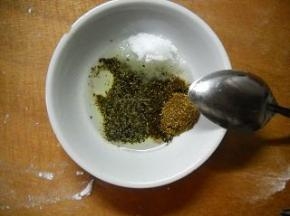 碗中放入适量花椒粉、胡椒粉、盐、面粉、熟油，调成油酥。