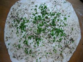 面团分成若干份，擀薄、刷上油酥，均匀撒上韭菜粒.