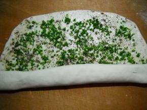 从一端卷起成长筒状。