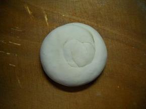 由面筒一段团起，成厚饼状。