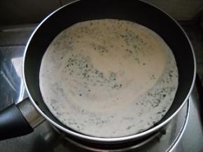 煎锅抹上一层薄油，放入面饼。