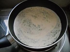 煎锅抹上一层薄油，放入面饼。