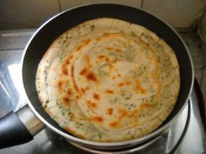 翻一面，刷油；煎至两面酥黄。